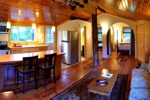 Stanardsville Casa | Farmview Cottage at White Lotus Eco Spa Retreat