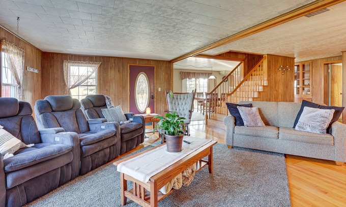 Dundee Casa | ‘Farmyard Stays’ Dundee Home Near Hiking