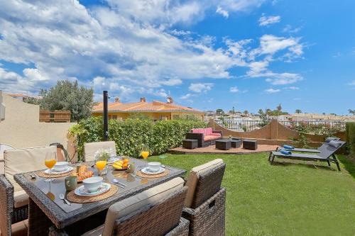 El Faro Apartamento | Faro IV Sun all day, Garden, BBQ, Sea Views and Pet Friendly Mijas Costa & Fuengirola