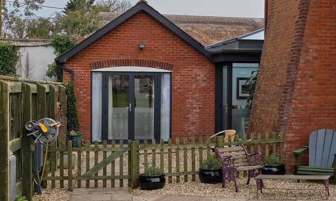 Budleigh Salterton Cabaña | FARRIERS RETREAT, pet friendly, with a garden in Budleigh Salterton
