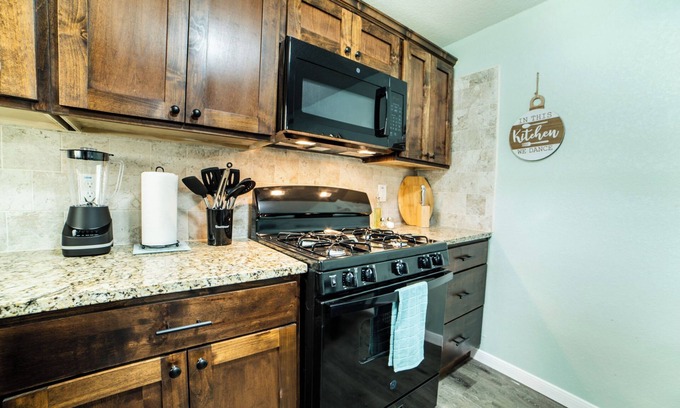 Near East Side Cabaña | Fascinating 1br/1 BA Near Festive DT and Riverwalk