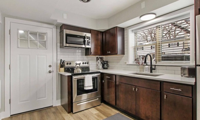 Skokie Apartamento | Fascinating 1BR Apt in Skokie near Leisure Center