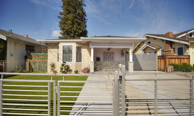 Burbank Casa | Fascinating single house in heart of Silicon Valley! Business & Family friendly!