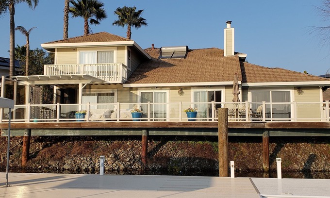 Discovery Bay Casa | Inicio rápido de agua actualizado con muelle grande para varios barcos.