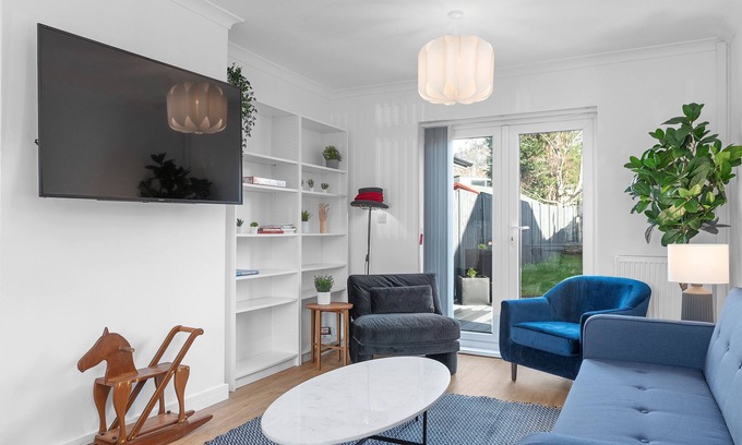 Severn Beach Casa | Fast Wi-Fi | Modern Amenities | IPTV | Alexa | Sleeps 8