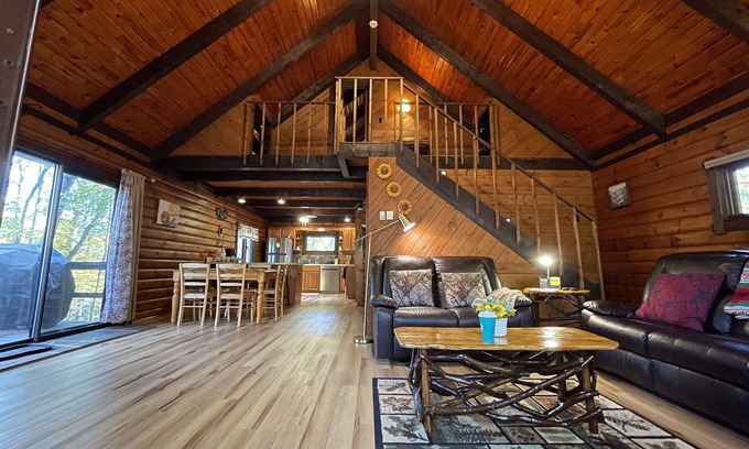 The Woods Cabina | Fast WiFi; Pools, Hiking, fishing, golf. Dog friendly, sports center