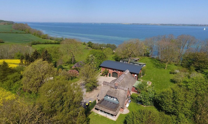 Steinbergkirche Apartamento | Favorite place by the sea - farmhouse on Mühlendamm with sea view garden, oven and
