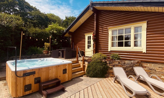 Bingley Cabina | Faweather Grange - 5 Star - Pet Friendly - Hot Tub - Scandinavian Log Cabin