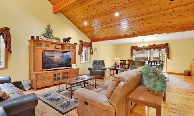Fawnskin Chalet De Esquí | Fawnskin Log Cabin- Luxurious Group Log Cabin Estate- Hot Tub- Walk to Lake