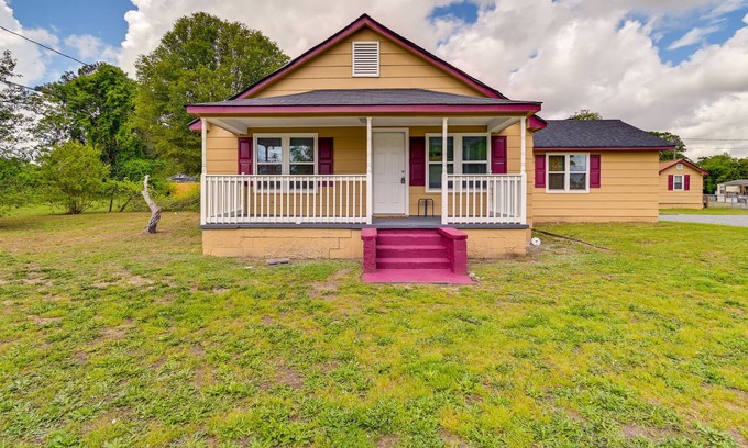 South View Casa | Fayetteville Family Home w/ Backyard!