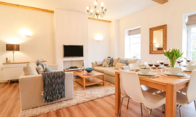Blythburgh Cabaña | FEATHERS, BLYTHBURGH, pet friendly, with pool in Reydon