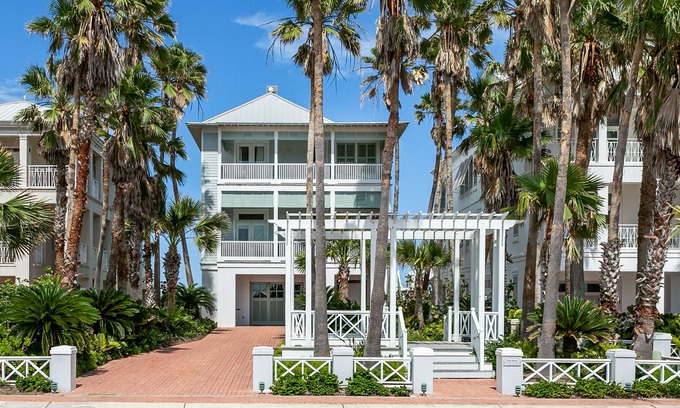 The Shores Casa | Featured in Coastal Living Magazine "Palm House" in Shores Division