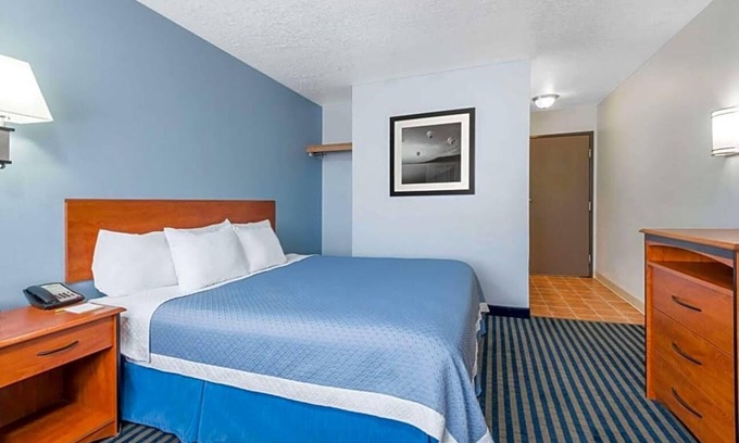 East Las Vegas Apartamento | Featuring a year round indoor pool and a hot tub .