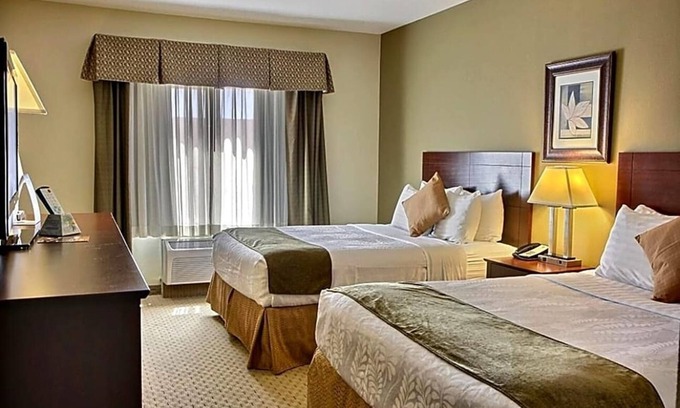 East Las Vegas Apartamento | Featuring an indoor swimming pool and hot tub .