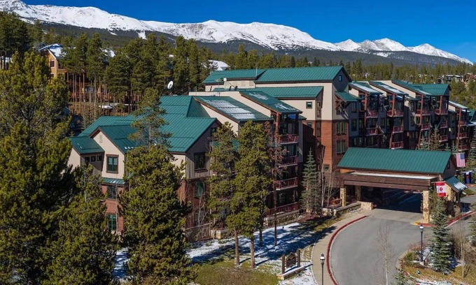 Four O'Clock Cabina | Feb. 10-17 Best in Breck. Hilton Valdoro. 2 BR, 2 Bath. Pvt deck and hot tub