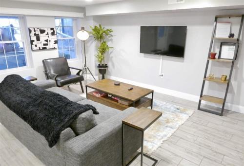 Northwest Apartamento | Federalist Style Rowhouse sleeps 4 with parking