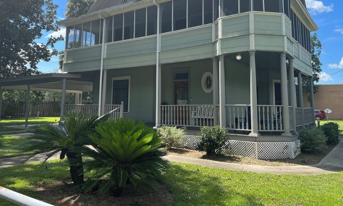 Williston Casa | Feel at home in comfortable Williston Historic Hm close to everything you need.