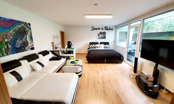 Landstuhl Apartamento | Feel at home in my modern art studio apartment!
