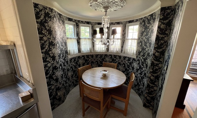 Elmwood Park Casa | Feel at Home