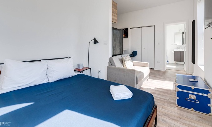 River West Apartamento | Feel Comfy And Cozy At This Lovely Chi-town Home Away From Home - 747 Lofts Cabin 308 by RedAwning