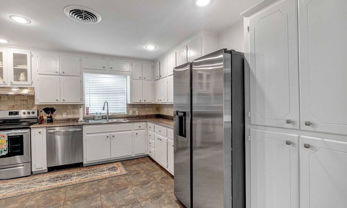 Tyler Casa | Feel Good, Spacious Home - Centrally located!