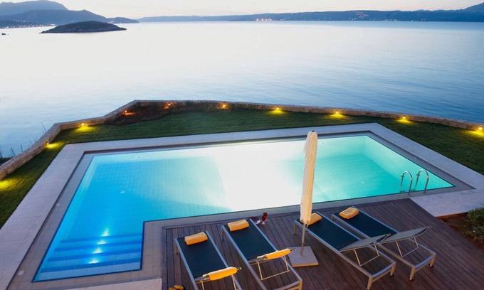 Plaka Villa | Siéntase como viajar en un crucero de lujo. Las mejores vacaciones tranquilas.