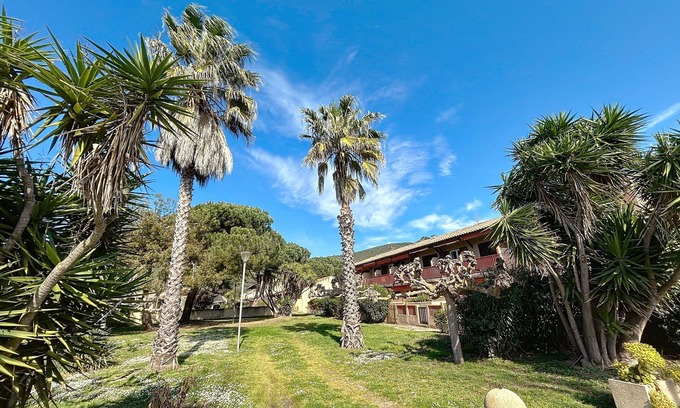 Alata Apartamento | Feet in the water in Corsica