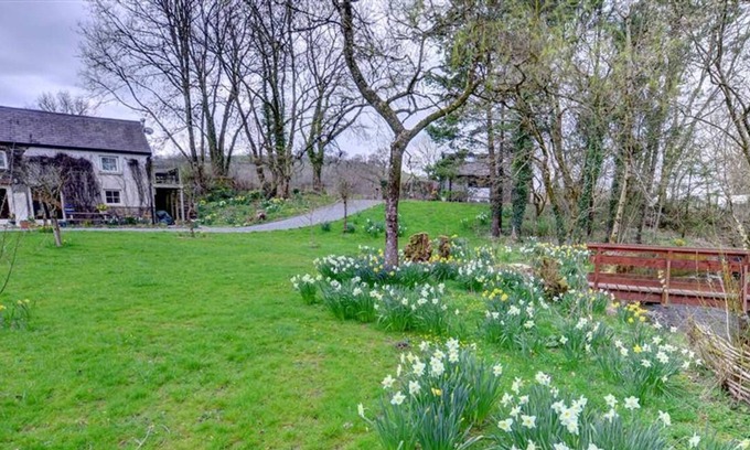 Pumpsaint Casa | Las parejas que se alojan en este molino de agua contemporáneo tienen el beneficio de 27 acres de jardines.