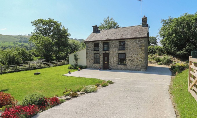 Felinfach Cabaña | FELIN GOGOYAN, pet friendly, with hot tub in Llanddewi-Brefi