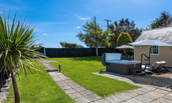 Llanfaelog Cabaña | Felin Traeth Cottage - a bungalow that sleeps 8 guests in 4 bedrooms