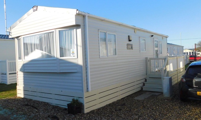 Felixstowe Casa | Felixstowe Sea Views. Cosy 2-bedroom static caravan, parking, wifi,