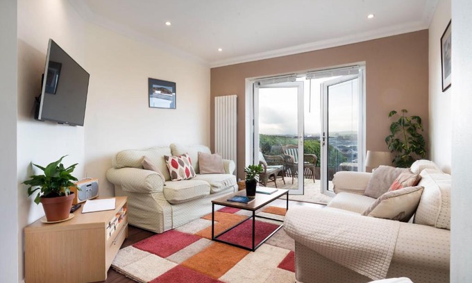 Penrith Casa | Fell View - Dog-Friendly House, Enclosed Garden & Great Views