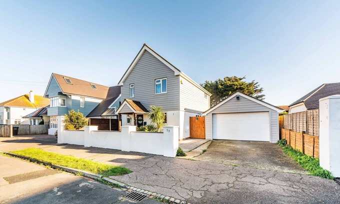 Felpham Casa | Felpham beachhouse with private garden and parking