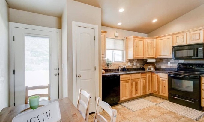 Orem Casa | Fenced Backyard, Pickleball Courts Close!