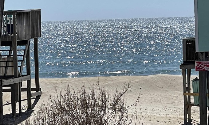 Surf City Casa | FENCED IN 2nd Row 2 the sea❤️ Shibumi, beach chairs, and linens included.
