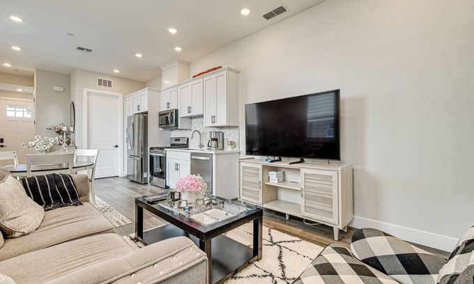 Roseville Apartamento | Fenced-In Yard: Apt 7 Mi to Westfield Galleria