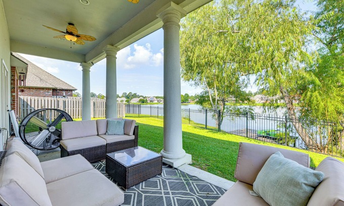 Denham Springs Casa | Fenced-In Yard & Pond Views: Home 18 Mi to LSU!