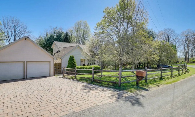 Alexander Casa | Fenced Pet-Friendly Alexander Home: 7 Mi to Asheville!