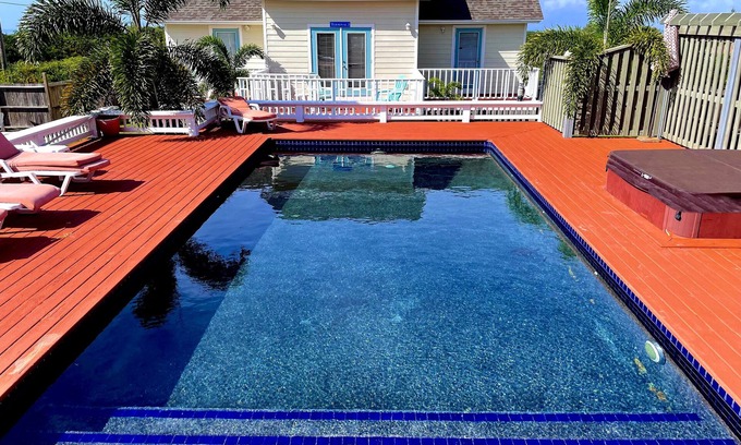 Governor's Harbour Casa | *** Increíble piscina con bañera de hidromasaje *** Hermosa playa *** Nueva marca 2BR Villa con aire acondicionado ***
