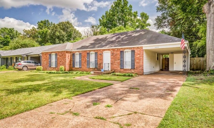 Parkway Village Casa | Fenced Yard, Centrally Located-Parkway Village Pad