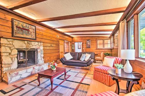 Fox River Grove Casa | Fenced Yard Fox River Grove Home, Dogs Welcome