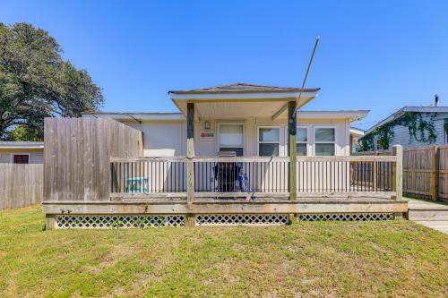 Morehead City Casa | Fenced Yard, Walkable Location Cozy Beaufort Home