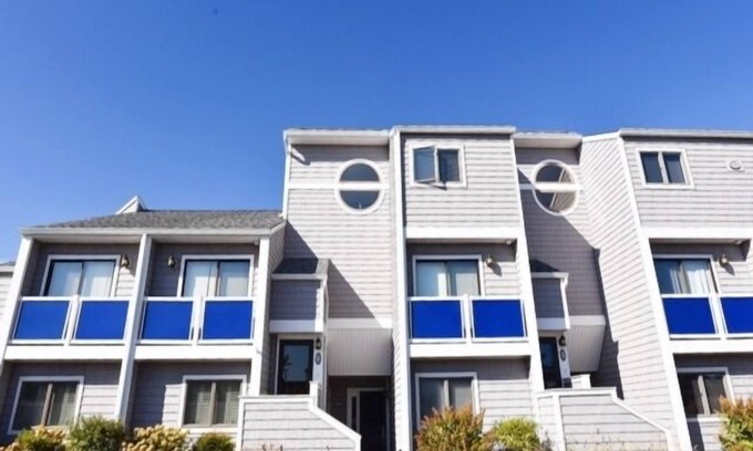 Fenwick Island Condominio | Condominio en Bayside Fenwick Island frente a Harpoon Hannahs, cocina completa, piscina, jacuzzi, tenis