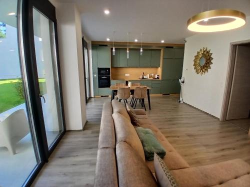 Pusztavacs Apartamento | Fenyvesliget Apartmanok III