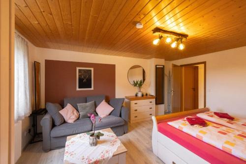 Sankt Georgen im Schwarzwald Apartamento | Ferienhof-Gerda-Ferienwohnung-Schwalbennest