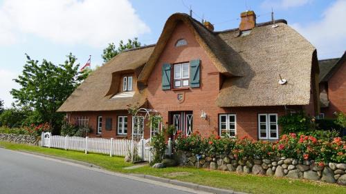 Oevenum Apartamento | Ferien unterm Reetdach Whg 02