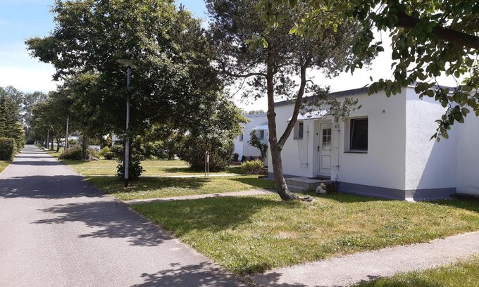 Diedrichshagen Casa | Ferienhäuschen Küstenwald bei Warnemünde, eigener Garten, Terrasse mit Strandkorb, 400m zum Strand