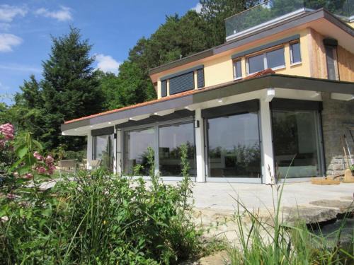 Lauda Casa | Ferienhaus hoch über dem Taubertal mit fantastischem Weitblick, Dachterrasse, 2000m2 großem Grundstück und Kamin