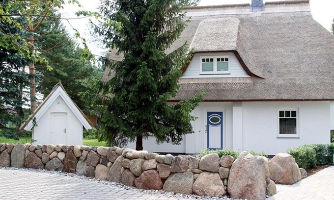 Trassenheide Casa | Ferienhaus Rubin mit Sauna und Kamin, Reetdachhaus am Walde
