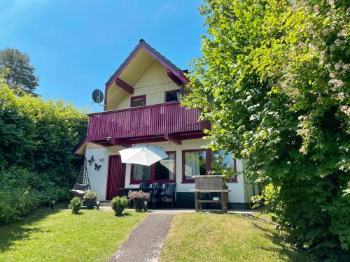 Seepark Kirchheim Casa | Ferienhaus "Schmetterling" am See im Bergland